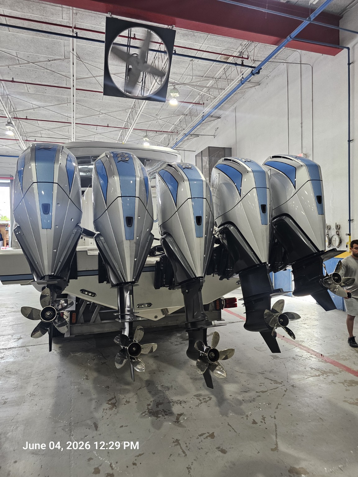 Multiple large outboard engines